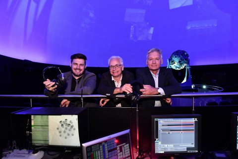 Das Zeiss Planetarium Bochum, die Folkwang Universität der Künste und die Fachhochschule Dortmund kooperieren bei der Entwicklung von Audioprojekten. Student Florian Hägerle, Prof. André Neuhaus (Folkwang) und Prof. Jörg Lensing (FH Dortmund) am 06.09.2017 mit symbolischen Kopfhörern hinter Rechnern, mit denen Klangquellen angesteuert werden. +++ Foto: Lutz Leitmann / Stadt Bochum, Referat für Kommunikation